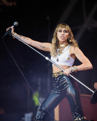 miley cyrus actuando en el festival de glastonbury 2019