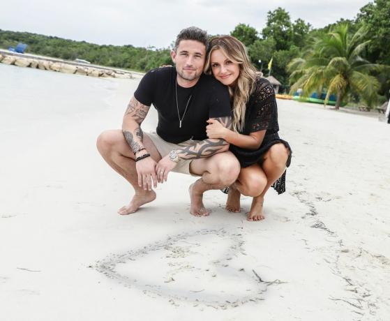 Los recién casados ​​de la música country, Michael Ray y Carly Pearce, pasan su luna de miel en los espectaculares bungalows sobre el agua en la costa sur de Sandals en Jamaica.