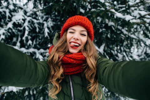 Chica toma una divertida selfie de invierno