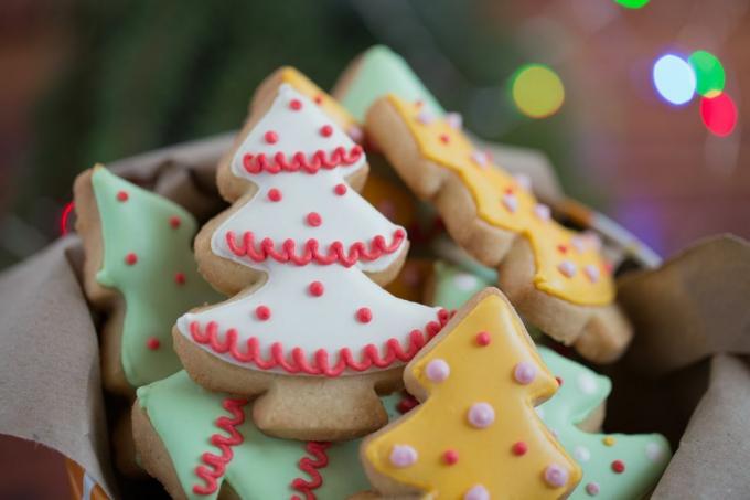 lata de galletas de árbol de navidad de azúcar helado en verde, blanco y dorado