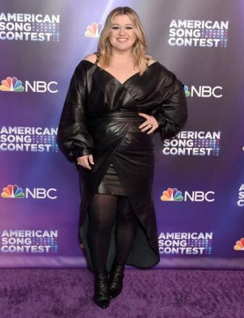 vestido de cuero del concurso de la canción americana kelly clarkson