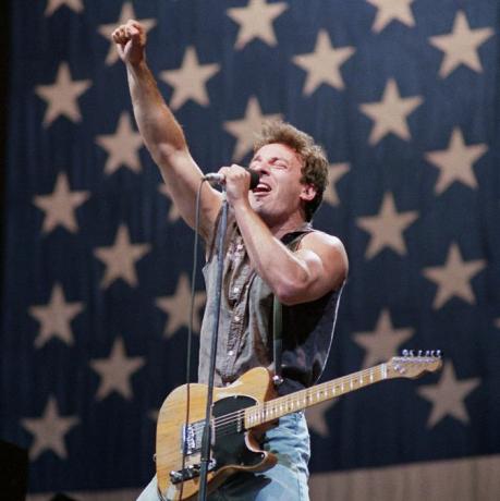 Bruce Springsteen cantando en el escenario