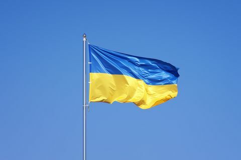 bandera ucraniana sobre fondo de cielo azul