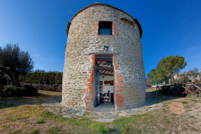 Torre vieja, vista al lago, piscina, Tuoro sul Trasimeno, Umbria, Italia 