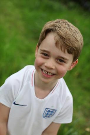Jersey de Inglaterra del Príncipe George en fotos de cumpleaños provoca controversia