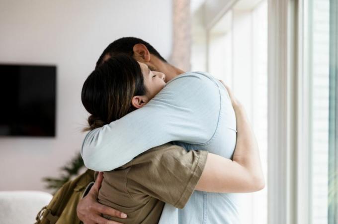 triste mujer adulta mediana abraza a su esposo para despedirse mientras se va al servicio militar