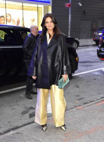 nueva york, ny 11 de enero La actriz katie holmes es vista afuera de 