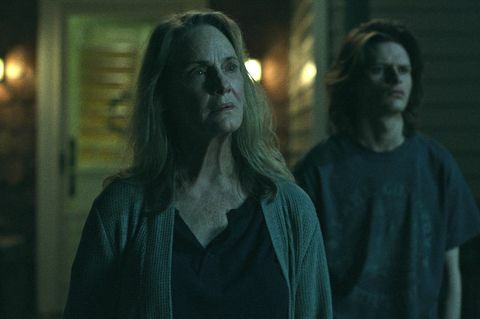 ozark l to r lisa emery como darlene snell, charlie tahan como wyatt langmore en el episodio 404 de ozark cr cortesía de netflix © 2021