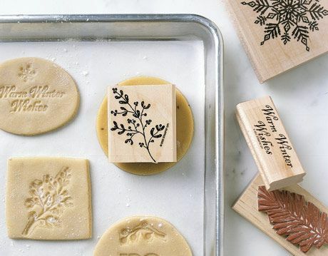 una bandeja de recortes de galletas de azúcar rodeada de sellos de goma