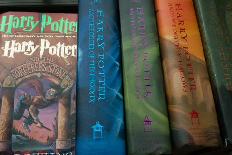 Una colección de libros de Harry Potter se representa en la casa de Caitlin Moore en Washington, DC.