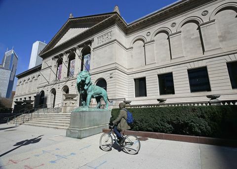 Chicago, Illinois, 01 de abril, un ciclista pasa frente al obturador Instituto de Arte de Chicago durante el refugio en su lugar, orden que continuó hasta el 30 de abril por la crisis del 19 de covid en el centro el 01 de abril de 2020 en chicago, illinois, la pandemia de coronavirus se ha extendido a al menos 180 países y territorios en todo el mundo, cobrando más de 40,000 vidas e infectando cientos de miles más de fotos de Jonathan danielgetty imágenes