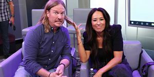 chip y joanna gaines en un evento de radio sentados uno al lado del otro