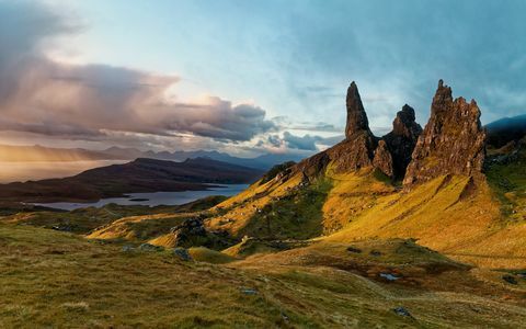 Salida del sol sobre el viejo hombre de Storr