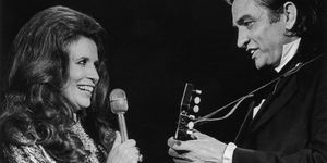Johnny Cash y June Carter Cash actuando juntos