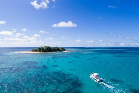 Llegando en barco a la isla privada Nanuka en Fiji 