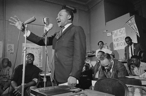 el activista estadounidense de derechos civiles martin luther king jr 1929 1968 se dirige a una reunión en chicago, illinois, 27 de mayo de 1966 foto de jeff kamenmichael ochs archivesgetty images