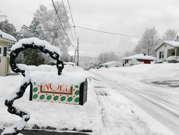 Buzón de Navidad de Noel durante el invierno en New Hampshire, EE.UU.