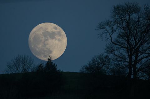 Wolf Moon se levanta sobre Glastonbury delante de la oficina meteorológica Advertencias de clima severo