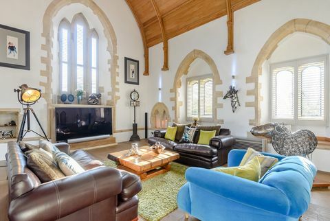 Propiedad de la iglesia en venta - interiores de sala de estar