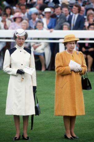 La princesa Anne con la reina en el Epsom Derby, 1985