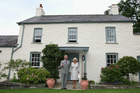 charles y camilla fuera de su casa galesa llwynywermod