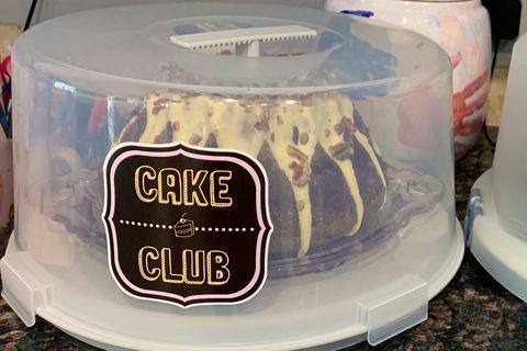 portador de pasteles con el logo del club de pasteles