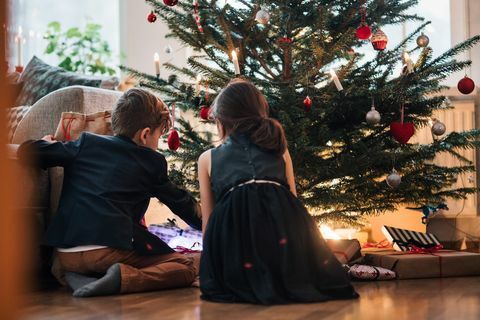 Cómo colgar las luces del árbol de navidad de abajo hacia arriba
