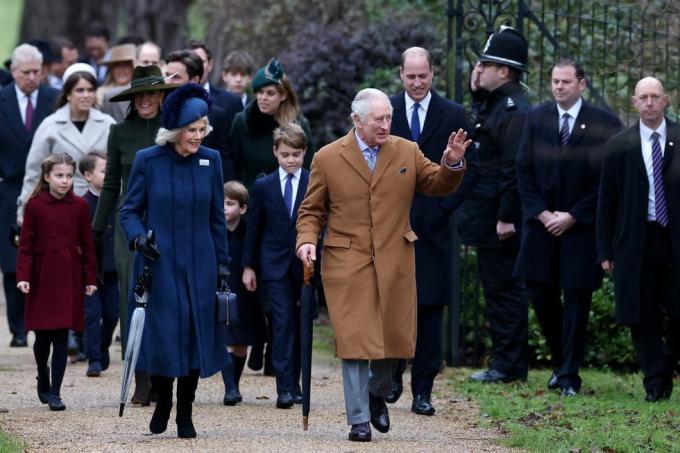 el rey carlos iii celebra la primera navidad como monarca con la familia real