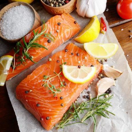 el mejor alimento para el crecimiento del cabello: pescado graso de salmón