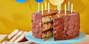 pastel de cumpleaños clásico de confeti con crema de chocolate