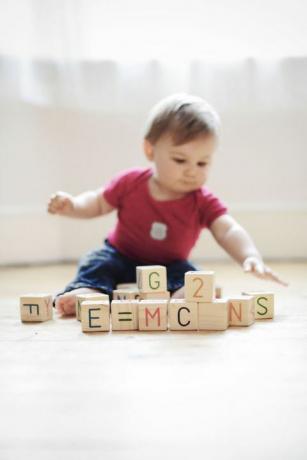 Baby Boy jugando con bloques de construcción