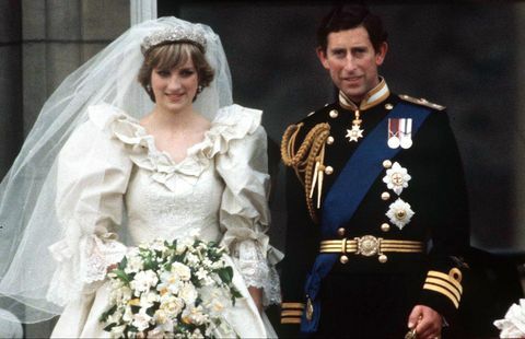 Londres, Reino Unido 29 de julio El príncipe Carlos y la Princesa Diana en el balcón del Palacio de Buckingham el día de su boda La princesa lleva un vestido de novia diseñado por david y elizabeth emanuel el príncipe lleva un uniforme de gala naval foto de la biblioteca de fotos de tim graham a través de getty imagenes