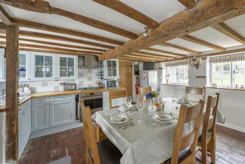 Casa de campo en venta en Wiltshire - cocina de campo con vigas de madera