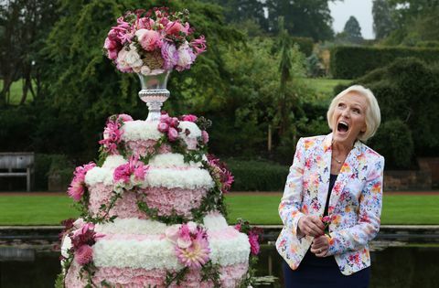 Mary Berry se ríe mientras asiste a la inauguración del RHS Flower Show en Wisley Gardens el 2 de septiembre de 2014