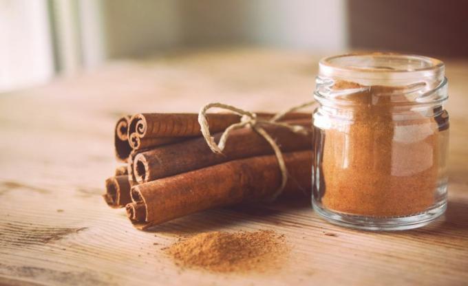 Palitos de canela y canela en polvo