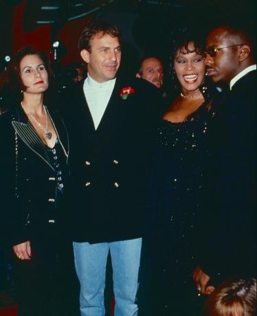 los angeles, ca alrededor de 1992 cindy costner, kevin costner, whitney houston y bobby brown alrededor de 1992 en los angeles, california foto de steve granitzwireimage