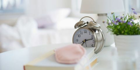 Antifaz para dormir y despertador