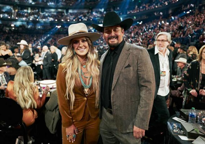 nashville, tennesse, 09 de noviembre l r lainey wilson y cole hauser asisten a la 56ª edición anual de música country premios de la asociación en bridgestone arena el 9 de noviembre de 2022 en nashville, tennessee foto de john shearergetty imágenes para cma