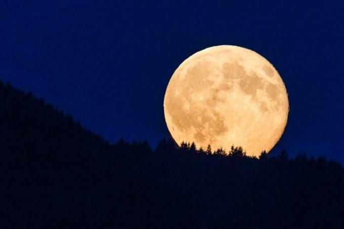 superluna brillando contra el cielo azul