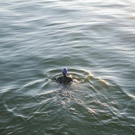 Reino Unido, Kent, Herne Bay, nadadora de aguas abiertas entrenando duro en el mar