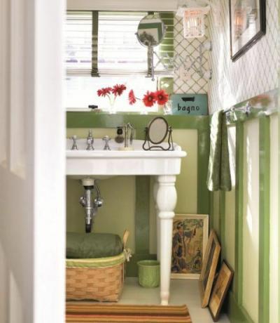 baño verde con lavabo blanco