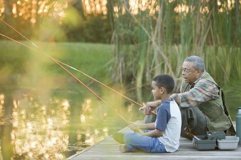 abuelo y nieto pescando en el muelle