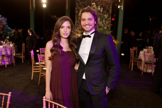 bianca rodrigues y luke grimes posan durante la 28ª edición de los premios del gremio de actores de pantalla