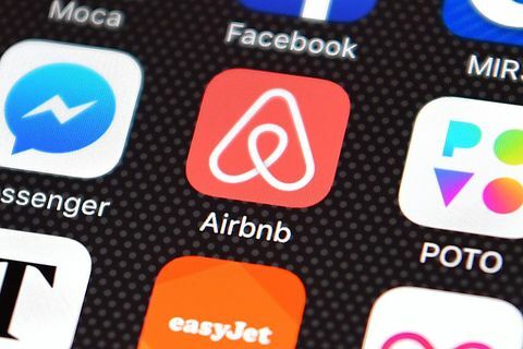 Aplicación Airbnb en teléfono móvil