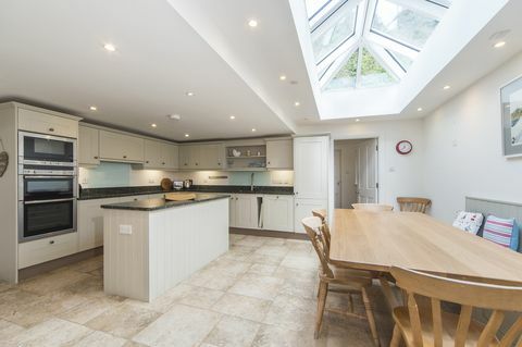 White large kitchen with kitchen island - casa en venta en Cornwall
