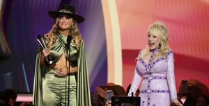 Lainey Wilson acepta el premio a la artista femenina del año de manos de Dolly Parton en el escenario de la 58ª edición de los premios de la Academia de Música Country.