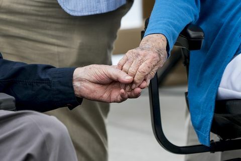 George H.W. Bush y Barbara Bush se toman de la mano durante una ceremonia en mayo de 2017.