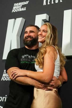 filadelfia, pa 08 de septiembre l r jason kelce posa para una foto con kylie kelce durante el documental de kelce estreno en el teatro suzanne roberts el 8 de septiembre de 2023 en filadelfia, pensilvania foto de cooper neillgetty imágenes