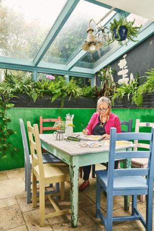 Annie Sloan en la habitación del jardín verde brillante en su casa de Oxford
