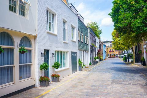 Maullidos exclusivos con casas residenciales de lujo de colores en Marylebone, una ciudad del centro de Londres